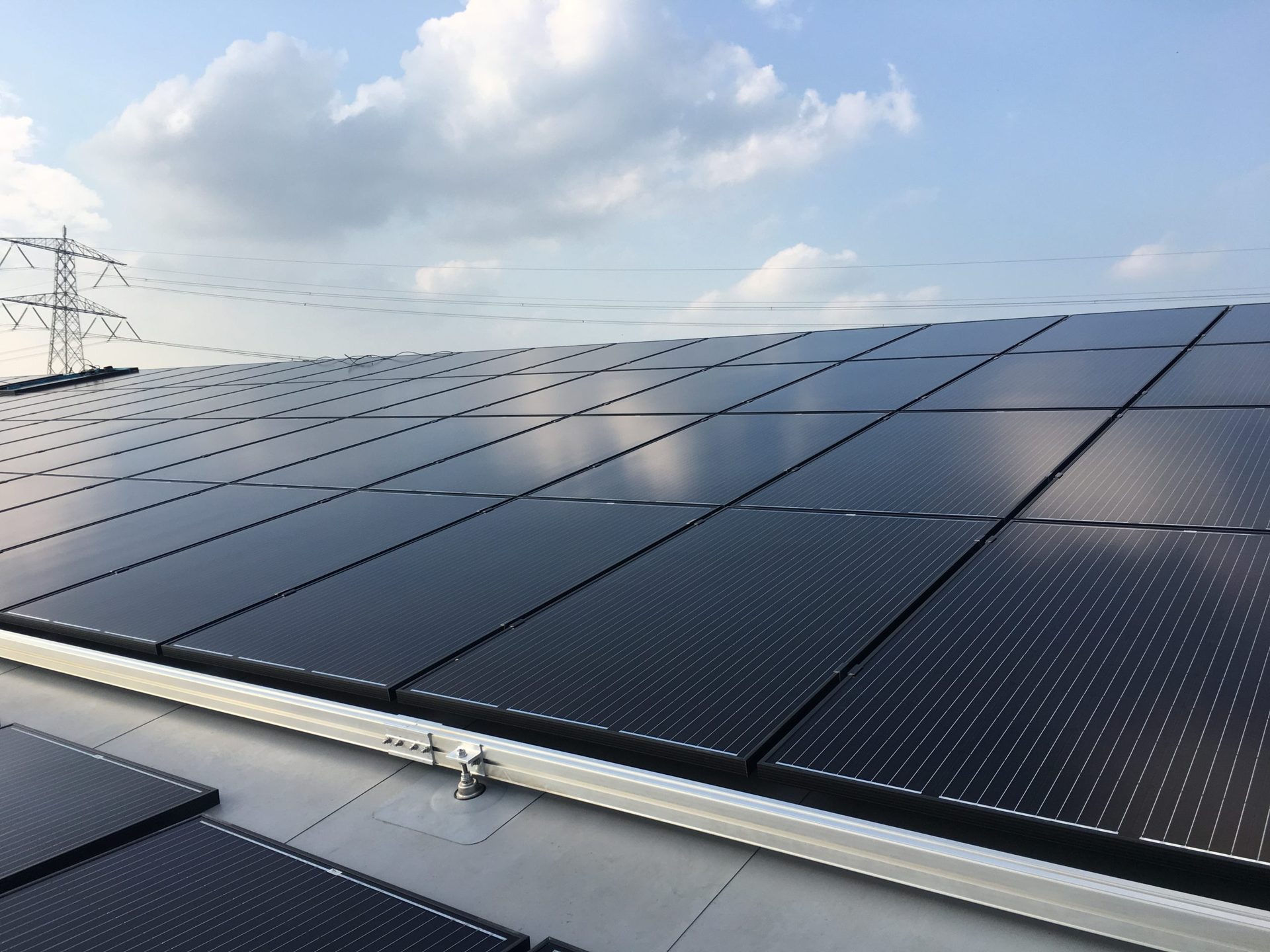 Zonnepanelen op schuin epdm dak